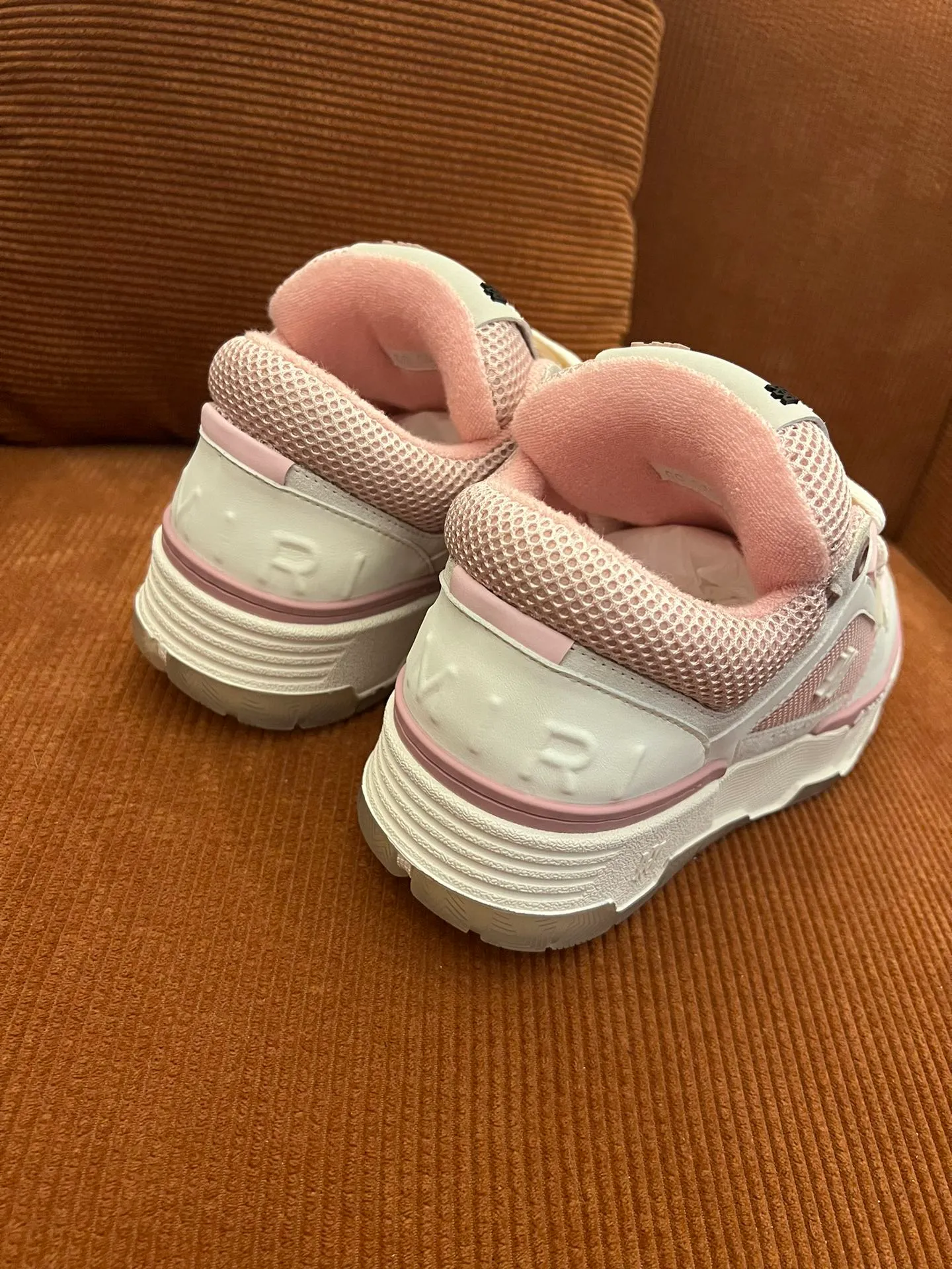 p620💰Men's shoes Amiri Emile's 2023 spring and summer new MA-1 bread shoes, couple models, casual sports shoes, sneakers Amiri gave up the rock punk style in the new season and used a large number of unsaturated colors, Morandi tones, whether you see or wear them, it will make people very happy. The large tongue of the bread shoes continues, shortens the length of the shoe body, thickens the midsole, and the toe part is more rounded. Amiri's brand letters and MA logo appear on the side of the shoe. Fabric: Original customized imported first-layer cowhide + mesh. Lining: Original customized breathable towel lining. Outsole. Foam combination material. Bottom thickness: 4CM. Size: Men's 39-45